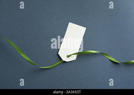 Tag vuoto con nastro su sfondo grigio, vista dall'alto Foto Stock