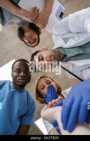 Vista dal basso del gruppo di medici. Foto Stock