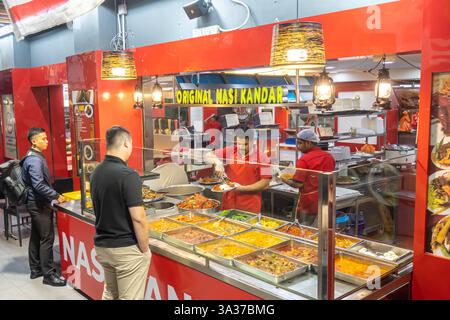 Nasi Kandar Diner, un popolare piatto malese del Nord, riso al vapore servito con una varietà di curry e contorni, Kuala Lumpur, Malesia, Foto Stock