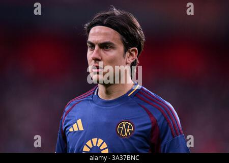 Paulo Dybala di AS Roma guarda durante il turno di UEFA Europa League 2024/25 del 16 Second Leg match tra Athletic Club V AS Roma all'Estadio San Foto Stock