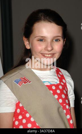 27 marzo 2008 - Los Angeles, CA - Abigail Breslin è stata inserita nelle Girl Scouts of the USA allo Zanuck Theater al 20th Century Fox Studios di Los Angeles, CA 03-26-2008........ Immagine: Abigail Breslin........ James Diddick/K57031JDI. JAMES DIDDICK- 2008 (immagine di credito: © Globe Photos/ZUMAPRESS.com) Foto Stock