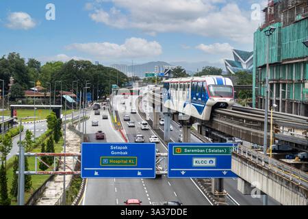 Monorotaia di Kuala Lumpur, Malesia, arrivando a una stazione, un sistema ferroviario sopraelevato progettato per alleviare la congestione del traffico in città Foto Stock