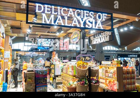Negozio di delicatezze della Malesia nell'area duty free, aeroporto di Kuala Lumpur, Malesia Foto Stock