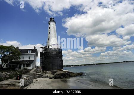 6 giugno 2014 - New London, CT, USA - a giugno, volontari del New England Regional Council of Carpenters hanno eretto ponteggi, lanciando la prima fase del restauro che includerà la pulizia, il ripuntamento e la riverniciatura dell'esterno dello storico faro di New London del 1801. (Immagine di credito: © Stephen Dunn/MCT/ZUMA Wire) Foto Stock