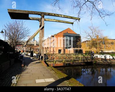 Ponte con ascensore sul canale con Merchants Warehouse alle spalle presso Castlefield Canal Basin Manchester Greater Manchester Inghilterra Foto Stock
