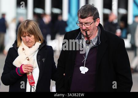 Racegoers durante il Cheltenham Festival 2025 Gold Cup Day presso l'ippodromo di Cheltenham, Cheltenham, Regno Unito, 14 marzo 2025 (foto di Gareth Evans/News Images) Foto Stock