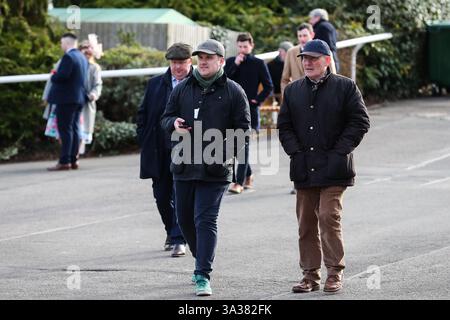 Racegoers durante il Cheltenham Festival 2025 Gold Cup Day presso l'ippodromo di Cheltenham, Cheltenham, Regno Unito, 14 marzo 2025 (foto di Gareth Evans/News Images) Foto Stock