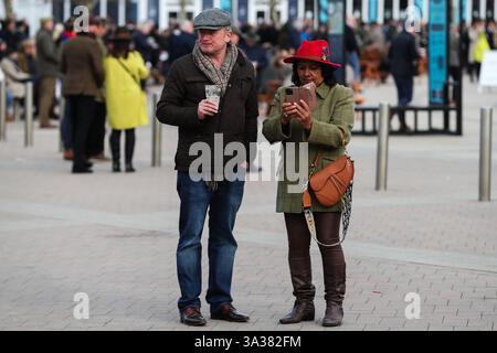 Racegoers durante il Cheltenham Festival 2025 Gold Cup Day presso l'ippodromo di Cheltenham, Cheltenham, Regno Unito, 14 marzo 2025 (foto di Gareth Evans/News Images) Foto Stock