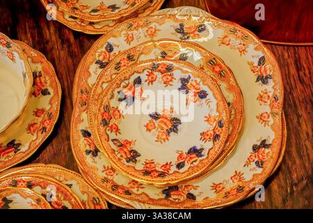 Il set perfetto di stoviglie cimellate aggiunge calore vintage alle cucine rustiche. Foto Stock