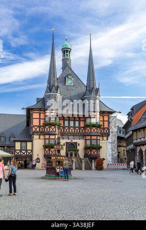 Rathaus am Marktplatz mit Wohltäterbrunnen, Wernigerode, Sachsen-Anhalt, Deutschland *** Municipio sulla piazza del mercato con fontana del benefattore, Wern Foto Stock