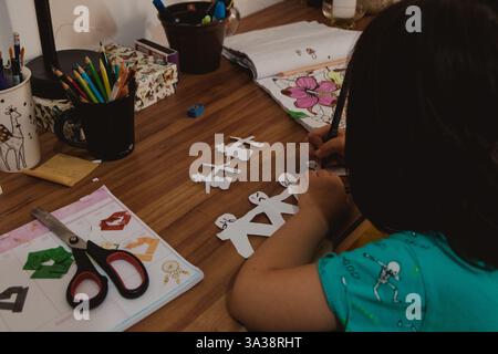 Bambino impegnato in attività artistiche e artigianali Foto Stock