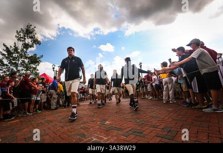 6 settembre 2014 - Columbia, SC, USA - i tifosi salutano la squadra di football della Carolina del Sud durante la passeggiata Gamecock prima dell'azione contro l'East Carolina al Williams-Brice Stadium di Columbia, S.C., sabato 6 settembre 2014. (Immagine di credito: © Tim Dominick/MCT/ZUMA Wire) Foto Stock