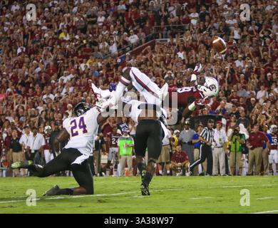 6 settembre 2014 - Columbia, SC, USA - il tight end della South Carolina Jerell Adams (89) viene sconfitto dalla difesa della East Carolina durante il primo tempo al Williams-Brice Stadium di Columbia, S.C., sabato 6 settembre 2014. (Immagine di credito: © Tim Dominick/MCT/ZUMA Wire) Foto Stock