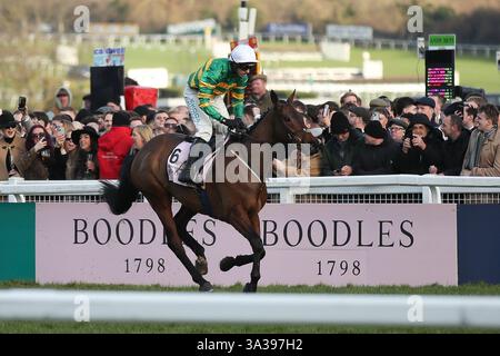 Cheltenham, Regno Unito. 14 marzo 2025. Inothewayurthinkin (J) Mark Walsh (T) Gavin Cromwell vince la Boodles Cheltenham Gold Cup durante il Cheltenham Festival 2025 all'ippodromo di Cheltenham, Cheltenham, Regno Unito, il 14 marzo 2025. Foto di Ken Sparks. Solo per uso editoriale, licenza richiesta per uso commerciale. Non utilizzare in scommesse, giochi o pubblicazioni di singoli club/campionato/giocatori. Crediti: UK Sports Pics Ltd/Alamy Live News Foto Stock