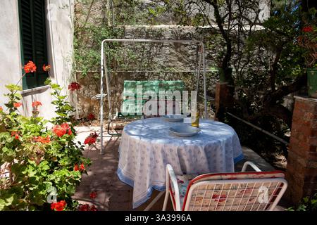 Un fresco giardino a Buseto Palizzolo, una cittadina della Sicilia nord occidentale, in provincia di Trapani Foto Stock