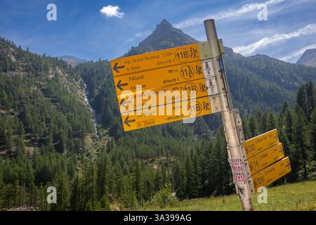 Indicazioni per il comune di montagna di Rhêmes-Notre-Dame situato nell'alta valle del Rhêmes, Valle d'Aosta, Italia Foto Stock