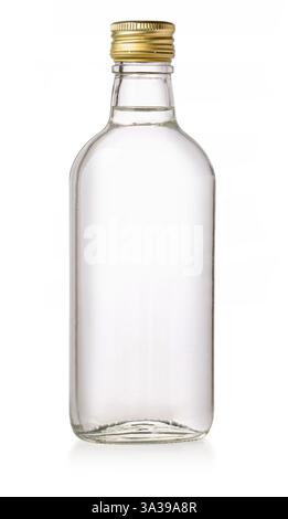 Foto da studio di una bottiglia di vetro trasparente riempita con un liquido trasparente e chiusa con un tappo dorato, isolata su sfondo bianco Foto Stock