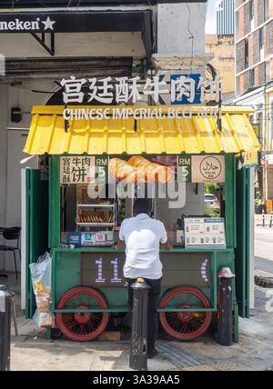 Un chiosco di cibo di strada che vende roti di manzo imperiale cinese. Kuala Lumpur, Malesia, Asia Foto Stock
