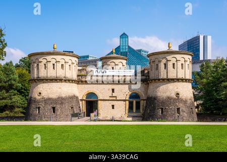 Ingresso del forte Thüngen nel quartiere Kirchberg di Lussemburgo, fiancheggiato da due imponenti torri, sede del museo Dräi Eechelen dal 2012. Foto Stock
