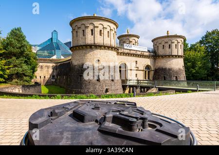 Il forte Thüngen, una fortificazione storica nella città di Lussemburgo, sede del museo Dräi Eechelen dal 2012, con un modello del forte in primo piano. Foto Stock