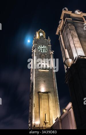 Una suggestiva vista notturna della Torre dell'Orologio di Montreal, illuminata contro il cielo scuro, che si erge alta e orgogliosa nella tranquilla notte. Foto Stock