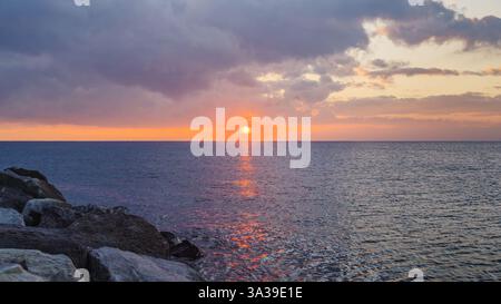 Catturato a Katase-Nishihama Beach a Fujisawa, prefettura di Kanagawa, Giappone, lungo la costa della baia di Shonan. Una serata sopraffatta preparò il palco per un lon Foto Stock
