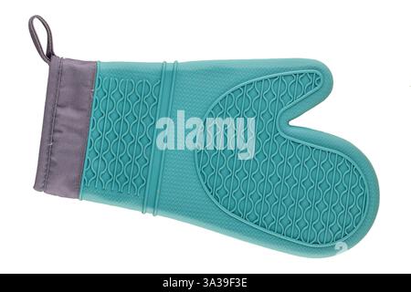 Un guanto da cucina in silicone su sfondo bianco, vista dall'alto, macro. Foto Stock