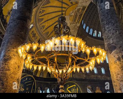 Interni magnifici con cupola che mostra la grandezza storica e architettonica della grande Moschea di Santa Sofia, Istanbul, Turchia Foto Stock