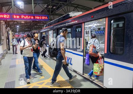Passeggeri che entrano in una stazione ferroviaria, Kuala Lumpur Malesia RT (Light Rail Transit) Foto Stock