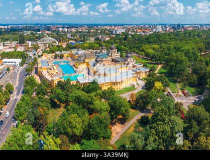 Foto aerea dell'iconico bagno termale Széchenyi di Budapest, Ungheria, che mostra la sua grandiosa architettura neo-barocca Foto Stock