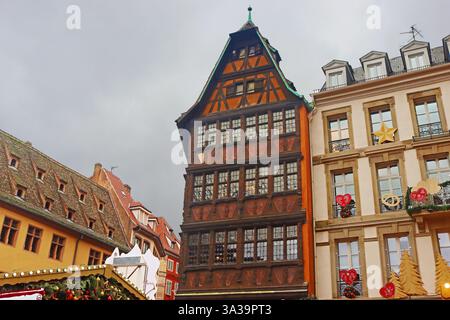 La Casa Kammerzell è uno degli edifici più famosi di Strasburgo, in Francia Foto Stock