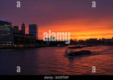 Il tramonto su Londra visto dal Blackfriars Bridge. Data foto: Lunedì 21 ottobre 2024. Foto Stock