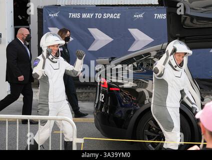 Missione SpaceX NASA Crew-10 gli astronauti Nichole Ayers e Anne McClain saltano mentre lasciano l'Operations and Checkout Building per salire a bordo di una capsula Dragon in cima a un razzo Falcon 9 al Kennedy Space Center, Florida, venerdì 14 marzo 2025. Ayers e McClain si uniranno all'astronauta JAXA Takuya Onishi e Roscosmos Cosmonaut Kirill Peskov mentre gli astronauti viaggiano verso la stazione spaziale Internazionale per sostituire quattro membri del team Crew-9. Foto di Pat Benic/UPI credito: UPI/Alamy Live News Foto Stock