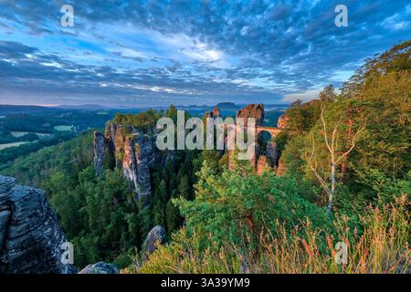 Paesaggio nel Parco Nazionale della Svizzera sassone, con il ponte in pietra Bastei Brücke, all'alba. Rathen Sassonia Germania FB 2024 2904 Foto Stock