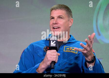 Austin, Stati Uniti. 7 marzo 2025. L'astronauta dell'Agenzia spaziale canadese e lo specialista missione Artemis II Jeremy Hansen discutono la missione orbitale lunare prevista per il 2026, durante SXSW, 7 marzo 2025, ad Austin, Texas. Hansen lancerà con i compagni di equipaggio degli astronauti della NASA Victor Glover, Reid Wiseman e Christina Koch. Crediti: Bill Ingalls/NASA/Alamy Live News Foto Stock