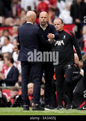Foto del file datata 01-09-2024 di Arne slot (a destra) e Erik Ten Hag. Il capo del Liverpool Arne slot crede che Erik Ten Hag tornerà in un grande lavoro subito dopo il suo licenziamento da parte del Manchester United. Data di pubblicazione: Martedì 29 ottobre 2024. Foto Stock