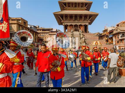 Dunbar Square, Bhaktapur, Nepal - 10 febbraio 2025 - Una band conduce una processione nuziale da Dunbar Square Foto Stock