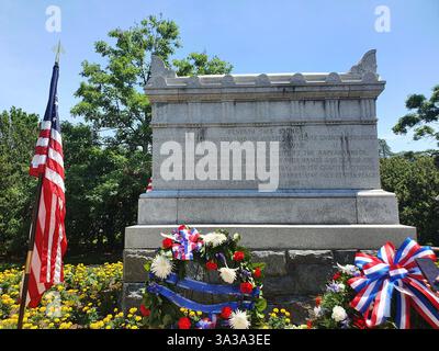 Il Civil War Unknowns Memorial presso il cimitero nazionale di Arlington, Virginia, è decorato con fiori e una bandiera americana per onorare i soldati caduti. Foto Stock