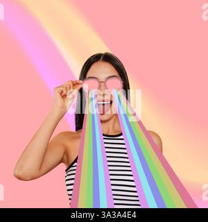 Donna con laser arcobaleno che escono dagli occhiali da sole su sfondo rosa, collage creativo. Poster elegante Foto Stock