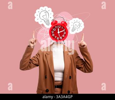 Grafica creativa. Donna con sveglia invece della testa che punta alle immagini delle lampadine su sfondo rosa. Gestione del tempo e concetto di idea Foto Stock