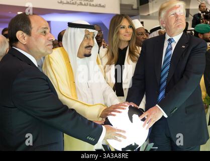 RIYADH SUMMIT, 21 maggio 2017. Da sinistra il presidente egiziano Abdel Fattah el-Sisi, il re Salman dell'Arabia Saudita, Meania Trump, il presidente degli Stati Uniti Donald Trump. Foto: Casa Bianca Foto Stock