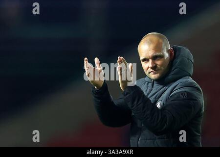 Bristol, Regno Unito. 14 marzo 2025. Liam Manning, capo allenatore del Bristol City, riconosce i tifosi dopo la vittoria della squadra durante il match del campionato Sky Bet ad Ashton Gate, Bristol. Il credito per immagini dovrebbe essere: Annabel Lee-Ellis/Sportimage Credit: Sportimage Ltd/Alamy Live News Foto Stock