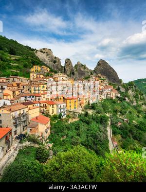 Castelmezzano paese sulle Dolomiti Lucane. Catena appenninica, Basilicata, Italia. Foto Stock