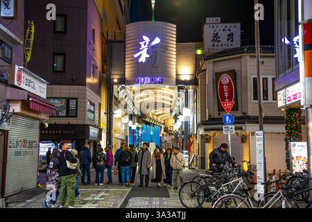 Ingresso alla via dello shopping Shin Nakamise di notte ad Asakusa, Tokyo, Giappone. E' una galleria pedonale coperta con boutique e piccoli ristoranti. Foto Stock