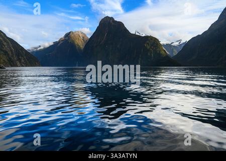 Le magnifiche vedute di Milford Sound da una crociera panoramica Foto Stock
