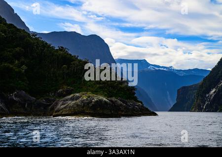 Le magnifiche vedute di Milford Sound da una crociera panoramica Foto Stock