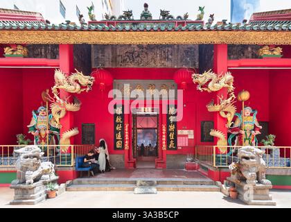 Kuala Lumpur, Malesia - 16 febbraio 2025: Tempio di Guandi, noto anche come tempio di Kuala Lumpur Kuan ti, un tempio taoista con sede in Malesia, situato nel Jalan Tun H S Lee, uno dei templi più antichi della città Foto Stock