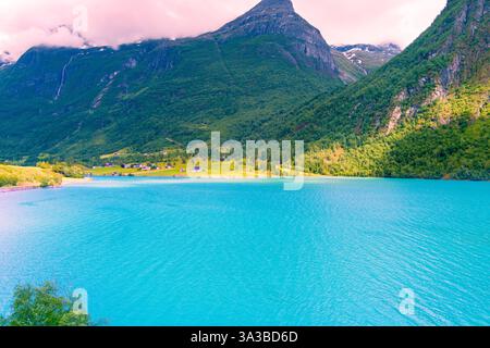 La riva del lago Oldevatnet. Bella natura della Norvegia. Oldedalen, Norvegia Foto Stock