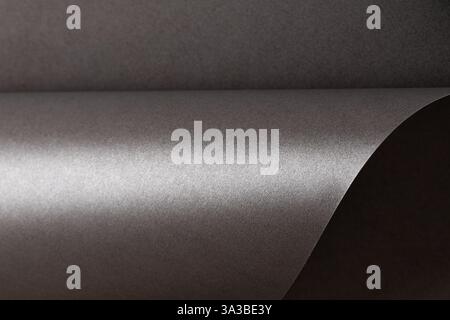 Sfondo grigio in carta metallizzata con una texture perlescente e lucida. Le delicate tonalità argento creano un design elegante e lussuoso con linee lisce e raffinate, Foto Stock