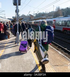 I passeggeri con bagagli si allontanano dopo lo sbarco dal treno, al binario della stazione ferroviaria di Ipswich Suffolk, Inghilterra, Regno Unito Foto Stock